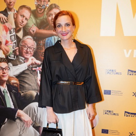 Herečka a moderátorka Michaela Maurerová překvapila elegantní kombinací bílé široké sukně a černého saka kimonového střihu, přepásaného páskem. Jako doplňky zvolila černou kabelku a černé lodičky s uzavřenou špičkou. 