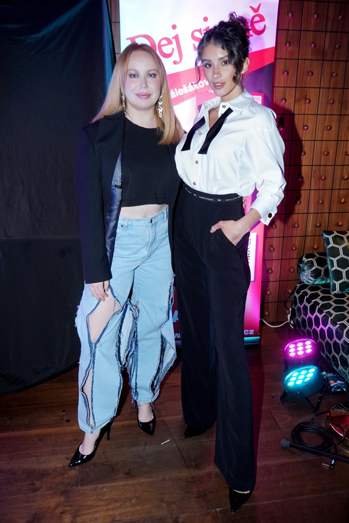 FOTO: Daniela Zálešáková a Alena Doláková. – stránka 4