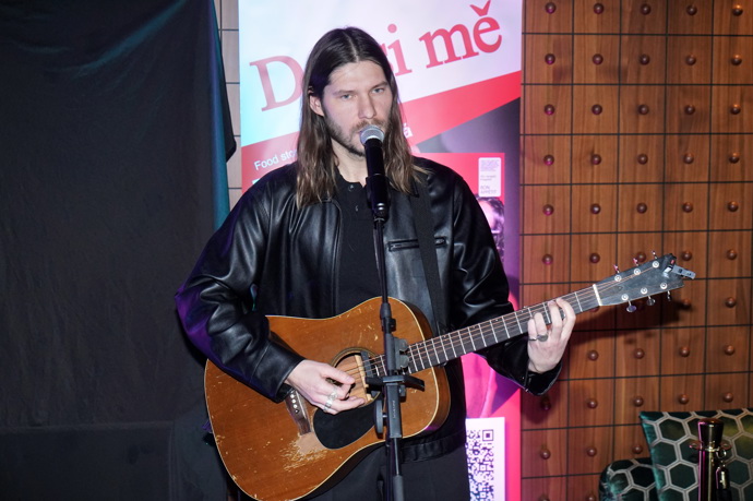 FOTO: Zpěvák Marcel během vystoupení. – stránka 13
