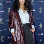 Koženým kabátům propadla i zpěvačka Zea, která nedávno oblékla kousek v trendy vínové.