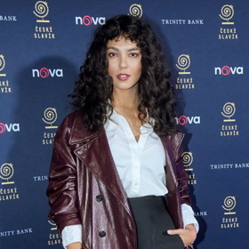 Koženým kabátům propadla i zpěvačka Zea, která nedávno oblékla kousek v trendy vínové.