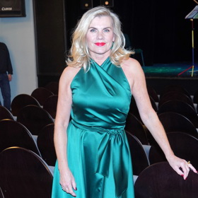 Satén a lesklá rtěnka dodávají looku na svátečnosti.