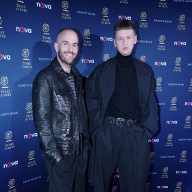 Lukáš Macháček oblékl černou koženou bundu s krokodýlím vzorem. K tomu černé kalhoty a světlé tenisky. 