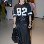 Raperka Sharlota zaujala sportovním tričkem, kšiltovkou a koženou sukní. 