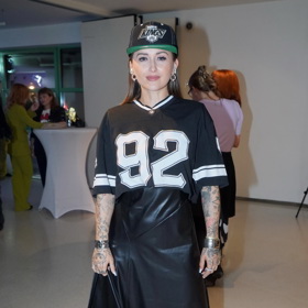 Raperka Sharlota zaujala sportovním tričkem, kšiltovkou a koženou sukní. 