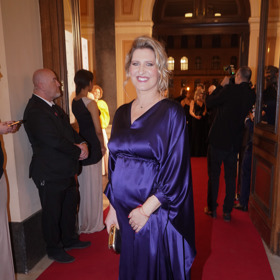 Takhle jí to slušelo v roce 2025, kdy dcerku čekala. 