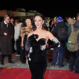 Eva Burešová oblékla těžké černé sametové šaty se štrasovou stříbrnou aplikací a s elegantními rukavičkami.