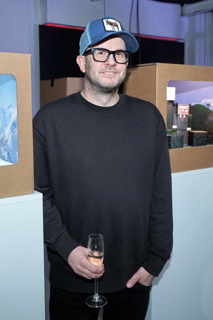 FOTO: Tomáš Břínek zahájil před časem svou druhou výstavu  Za hranice Českolandu. – stránka 6