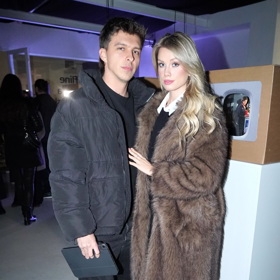 Společnost jí dělal partner, youtuber MenT, který si vystačil s černou péřovou bundou. 