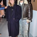 Emma Smetana oblékla tmavě modrý kabát a černou mikinu, Jordan Haj hnědou koženou bundu s bílým beránkem v podšívce. 