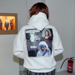 ...dokud se v ní neotočila zády k objektivu. 