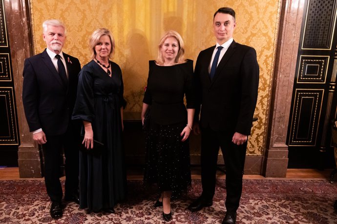 FOTO: Petr Pavel s Evou Pavlovou přivítali Zuzanu Čaputovou s partnerem. – stránka 137