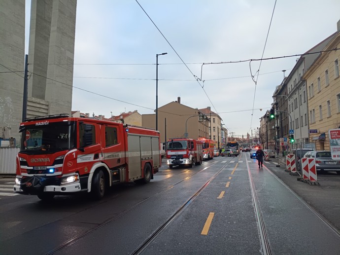 FOTO: Únik plynu zastavil dopravu v pražských Nuslích.