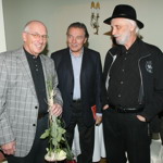 Karel Štědrý patřil mezi oblíbené zpěváky. Na snímku se svými slavnými kolegy, s Karlem Gottem a Karlem Černochem