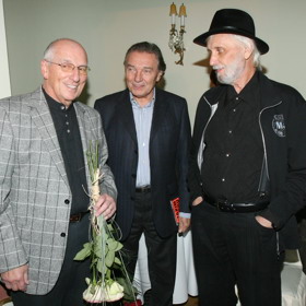 Karel Štědrý patřil mezi oblíbené zpěváky. Na snímku se svými slavnými kolegy, s Karlem Gottem a Karlem Černochem