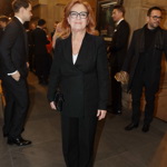 Díky výrazným obroučkám a perfektnímu účesu byla ozdobou večera.