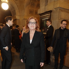 Díky výrazným obroučkám a perfektnímu účesu byla ozdobou večera.