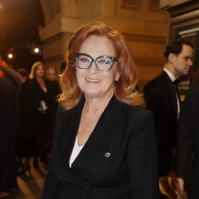 Herečka Simona Stašová v černém kalhotovém kostýmku excelovala na předávání cen Thálie.