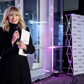 V prostorách své kliniky nedávno její tchyně Beata Rajská pořádala módní přehlídku. 