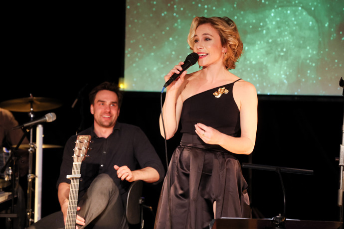 FOTO: Ondřej Rychlý se svou manželkou Terezou na pódiu. – stránka 5