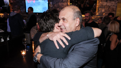 FOTO: Petr Rychlý obejmul svého syna Ondřeje.