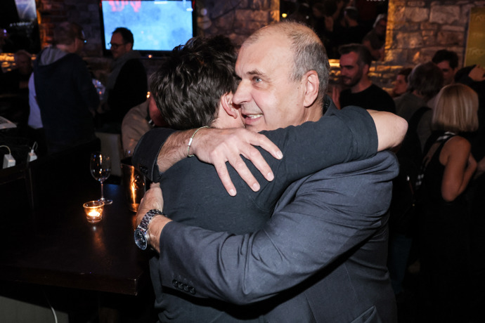 FOTO: Petr Rychlý obejmul svého syna Ondřeje. – stránka 11