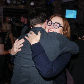 Ondřej Rychlý se objímal s maminkou.