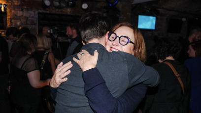 FOTO: Ondřej Rychlý se objímal s maminkou.