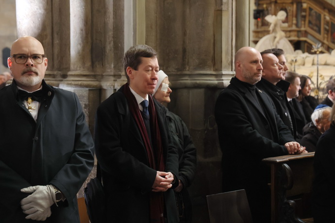 FOTO: Hayato Okamura se rovněž zúčastnil posledního rozloučení s Dominikem Dukou. – stránka 31