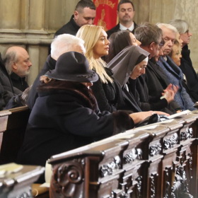 Taťána Kuchařová na pohřbu Dominika Duky.