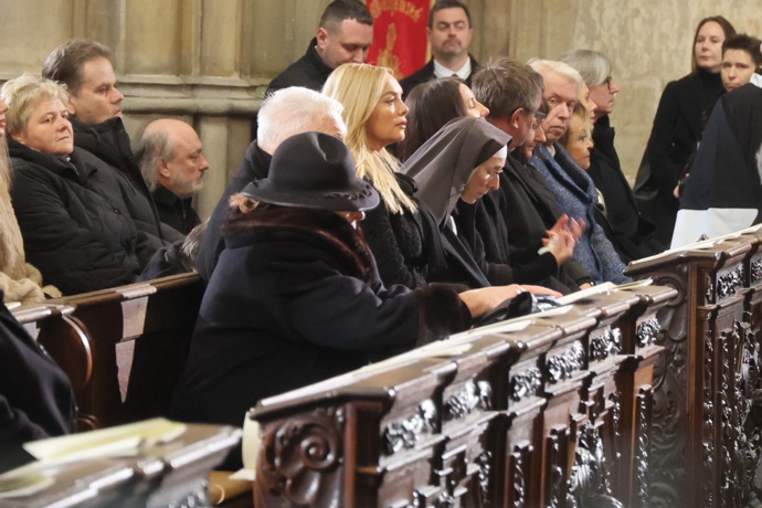 FOTO: Taťána Kuchařová na pohřbu Dominika Duky. – stránka 2