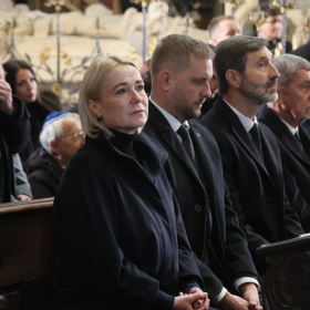 Jana Černochová seděla poblíž Andreje Babiše.