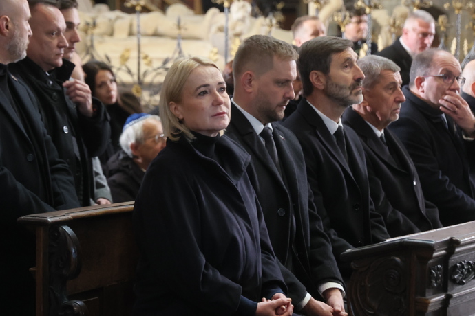 FOTO: Jana Černochová seděla poblíž Andreje Babiše. – stránka 30