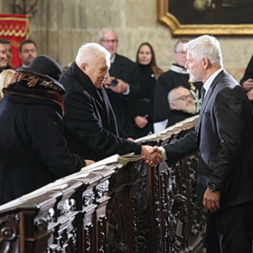 Petr Pavel si podává ruku s Václavem Klausem.