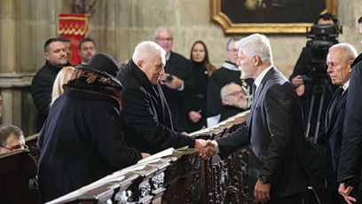 FOTO: Petr Pavel si podává ruku s Václavem Klausem.