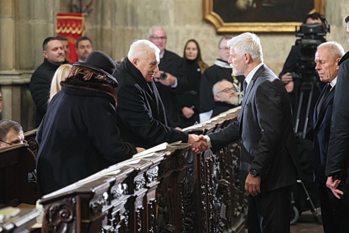 FOTO: Petr Pavel si podává ruku s Václavem Klausem. – stránka 85