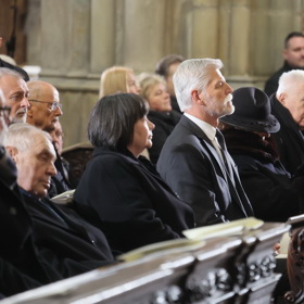 Kuchařová usedla vedle bývalého prezidenta Václava Klause.