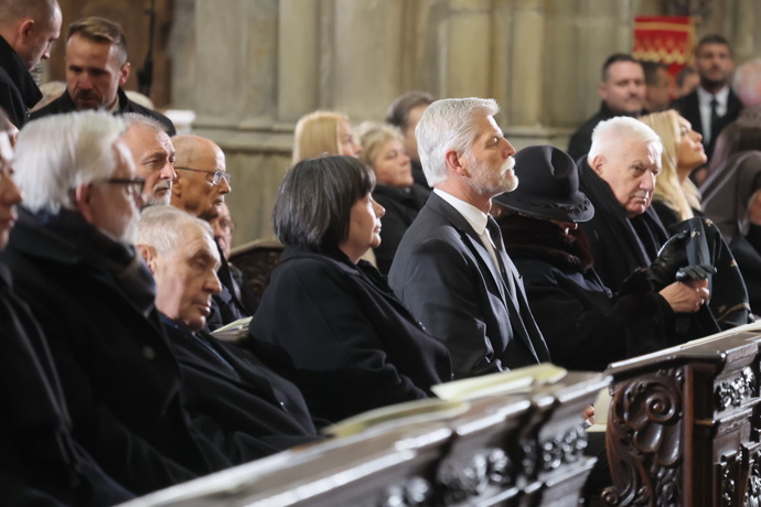 FOTO: Petr Pavel usedl mezi bývalé první dámy. – stránka 28