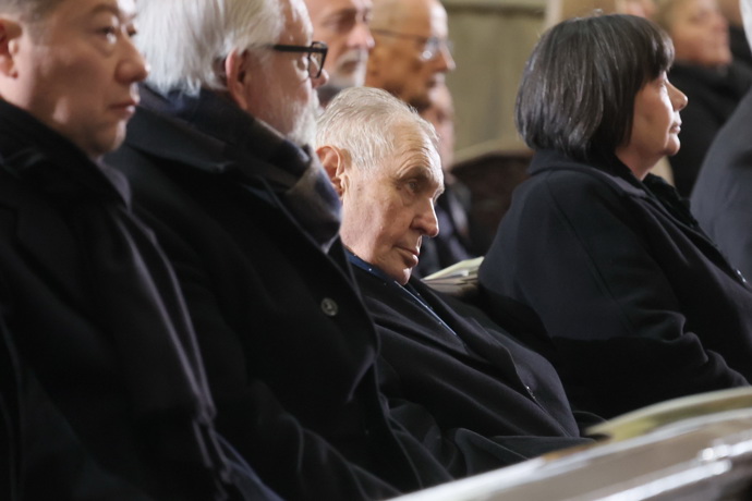 FOTO: Miloš Zeman na pohřbu Dominika Duky. – stránka 27