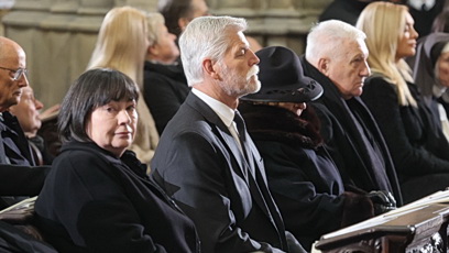 FOTO: Prezident Petr Pavel usedl mezi bývalé první dámy.