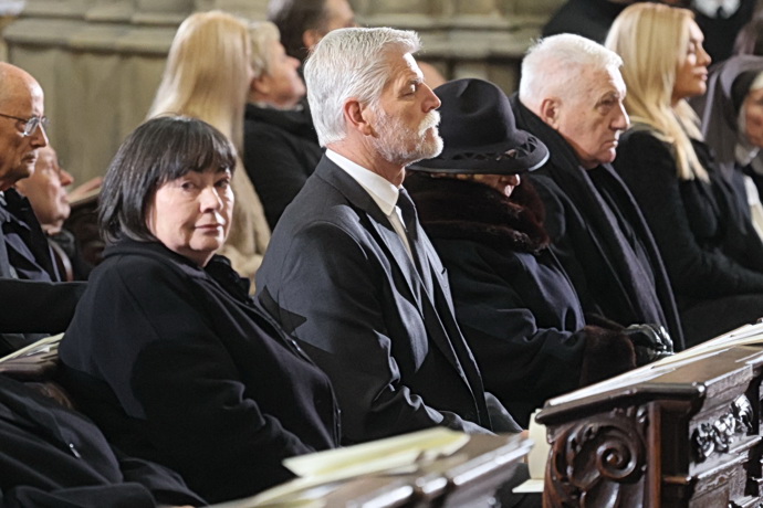 FOTO: Prezident Petr Pavel usedl mezi bývalé první dámy. – stránka 26