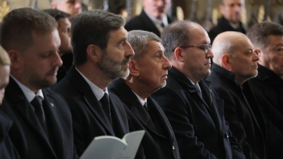 FOTO: Andrej Babiš na pohřbu Dominika Duky.