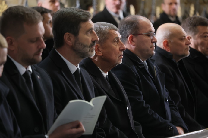 FOTO: Andrej Babiš na pohřbu Dominika Duky. – stránka 25