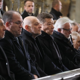 Tomio Okamura na pohřbu Dominika Duky.