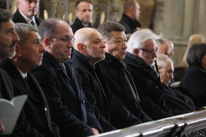 FOTO: Tomio Okamura na pohřbu Dominika Duky.