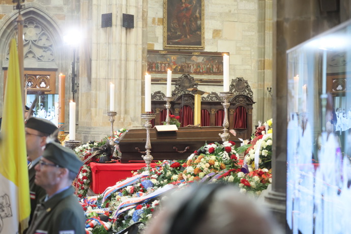 FOTO: Pohřeb Dominika Duky. – stránka 23