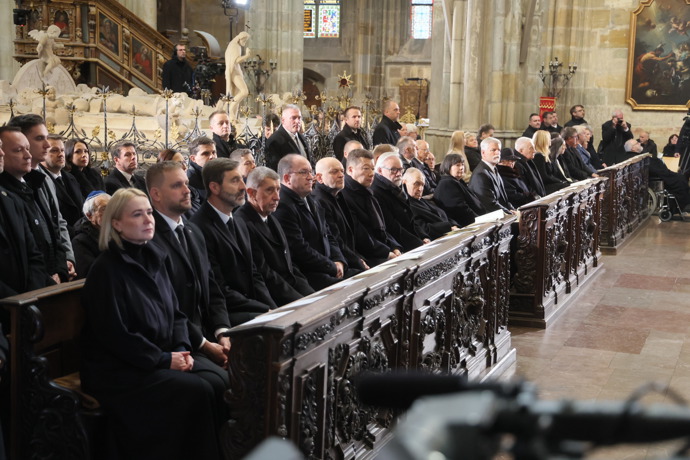 FOTO: Vzácní smuteční hosté na pohřbu Dominika Duky. – stránka 22