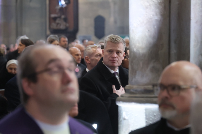 FOTO: Filip Turek na pohřbu kardinála Duky. – stránka 20