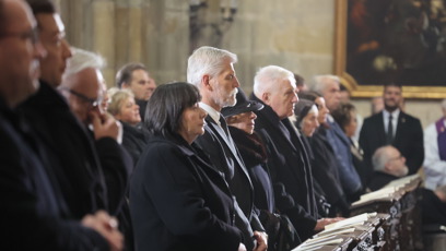 FOTO: Bývalé hlavy státu a současný prezident v jedné lavici.