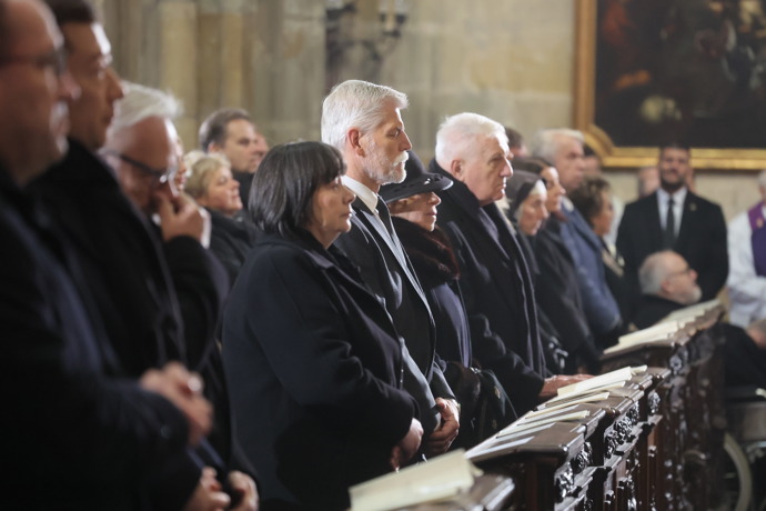 FOTO: Bývalé hlavy státu a současný prezident v jedné lavici. – stránka 19